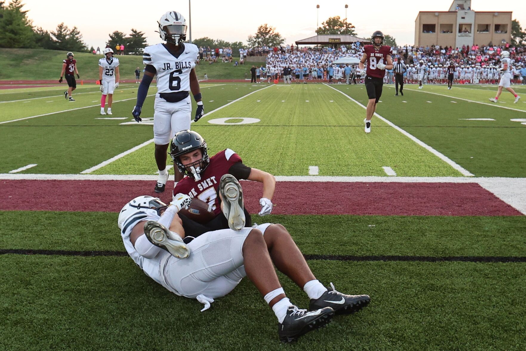 De Smet Jesuit High School football hosts 51黑料 University High School